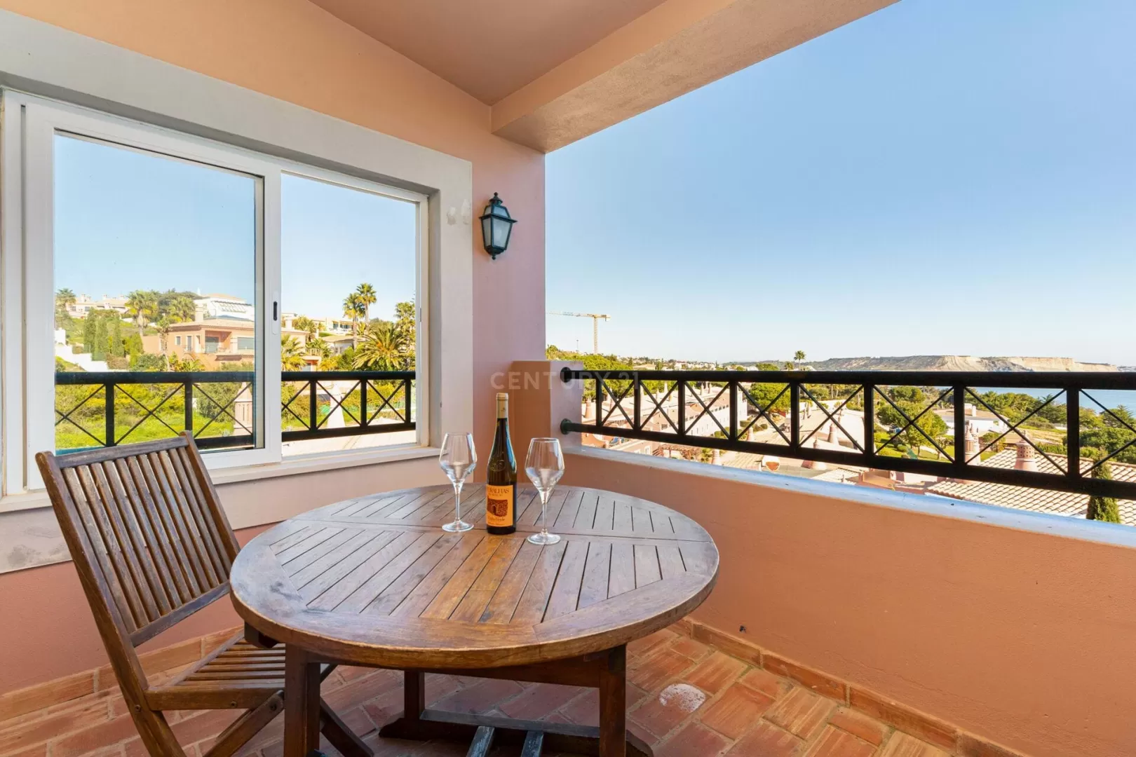 Estúdio com terraço e vista mar