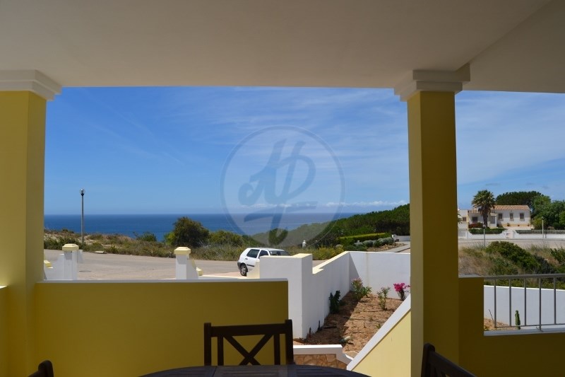 Moradia de 4 quartos e 4 casas de banho na linha de frente, em urbanização deslumbrante junto ao mar. Muito privada e segura. Burgau