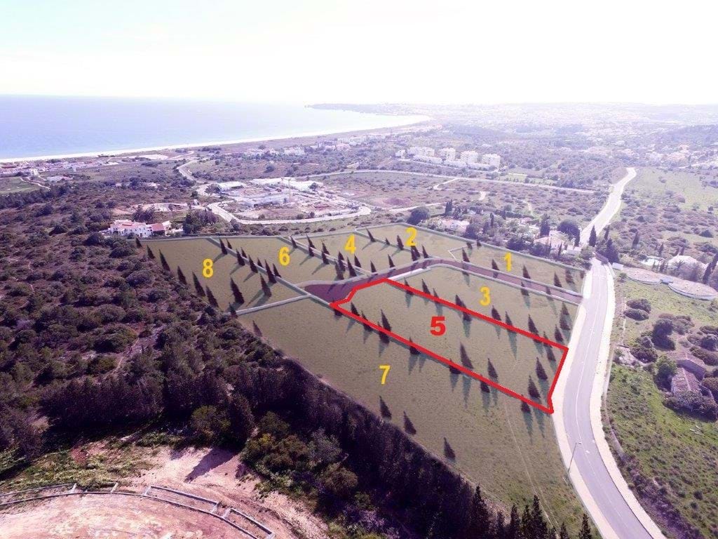 Fantástico Terreno para Construção Situado na Meia Praia com Vistas Panorâmicas sob o Oceano 