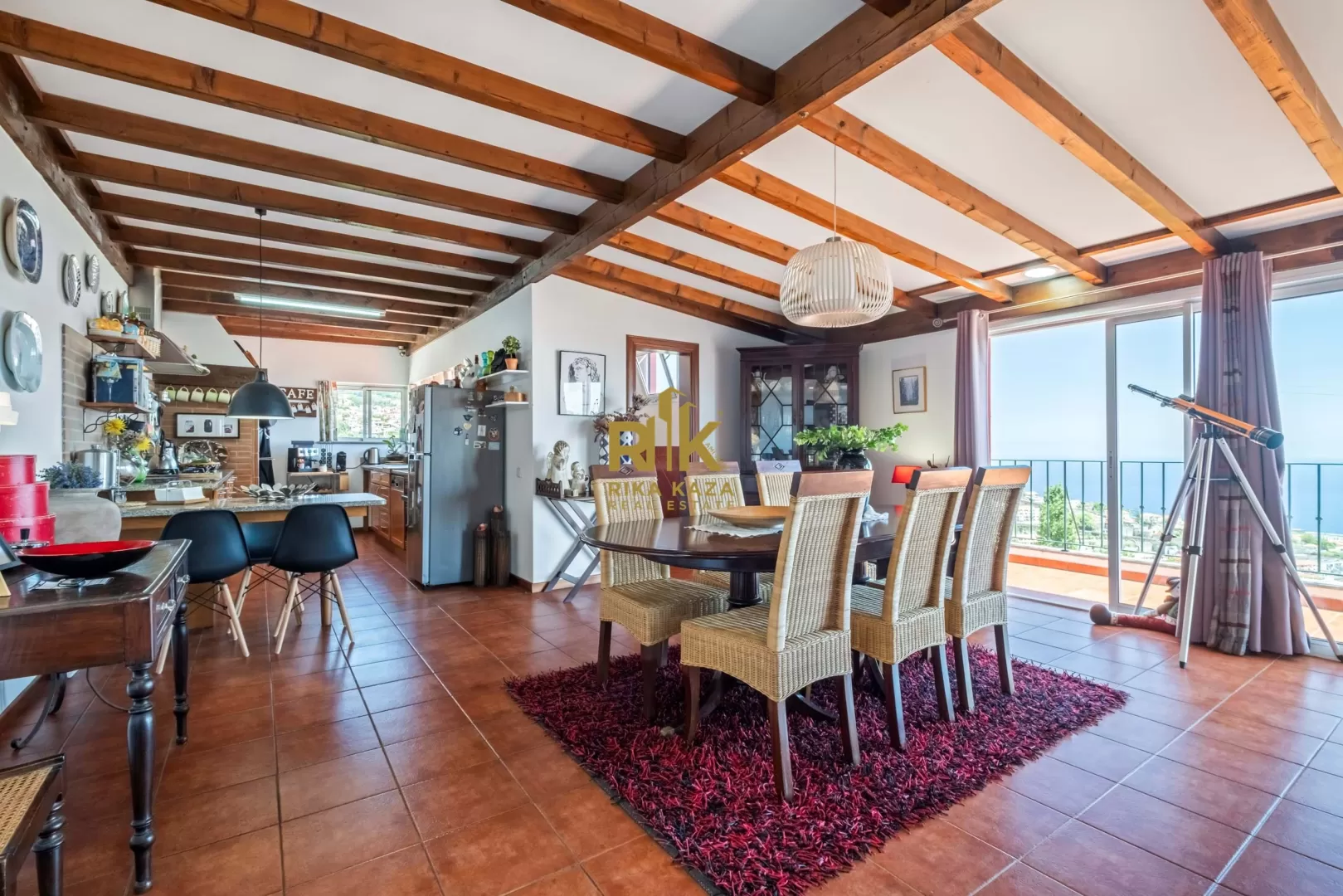 Moradia estilo Madeirense T4 + Apartamento T2 + Apartamento T1