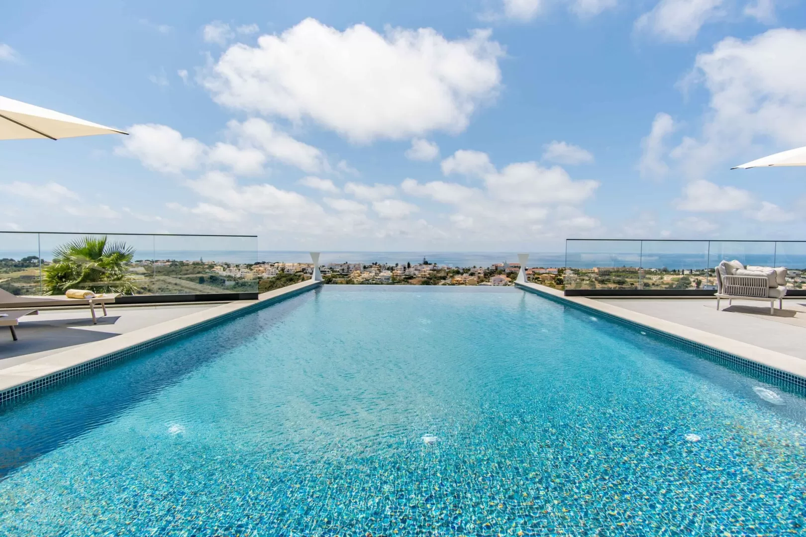 Luxuosa moradia T5 com vista mar a 8 minutos das mais famosas praias de Albufeira