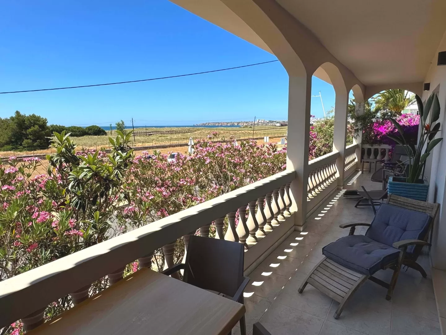 Moradia com 8 Quartos Situada na Primeira Linha na Meia Praia com Incriveis Vistas Sob o Mar