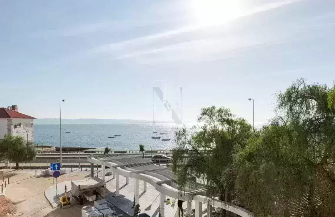 Edifício misto no Centro Histórico de Paço de Arcos