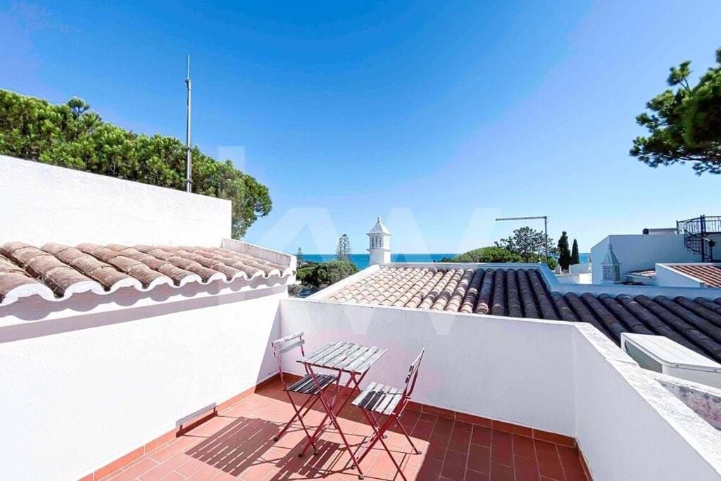 Moradia T3 Renovada com Vista Mar e a Escassos Metros da Praia ? Vale do Lobo