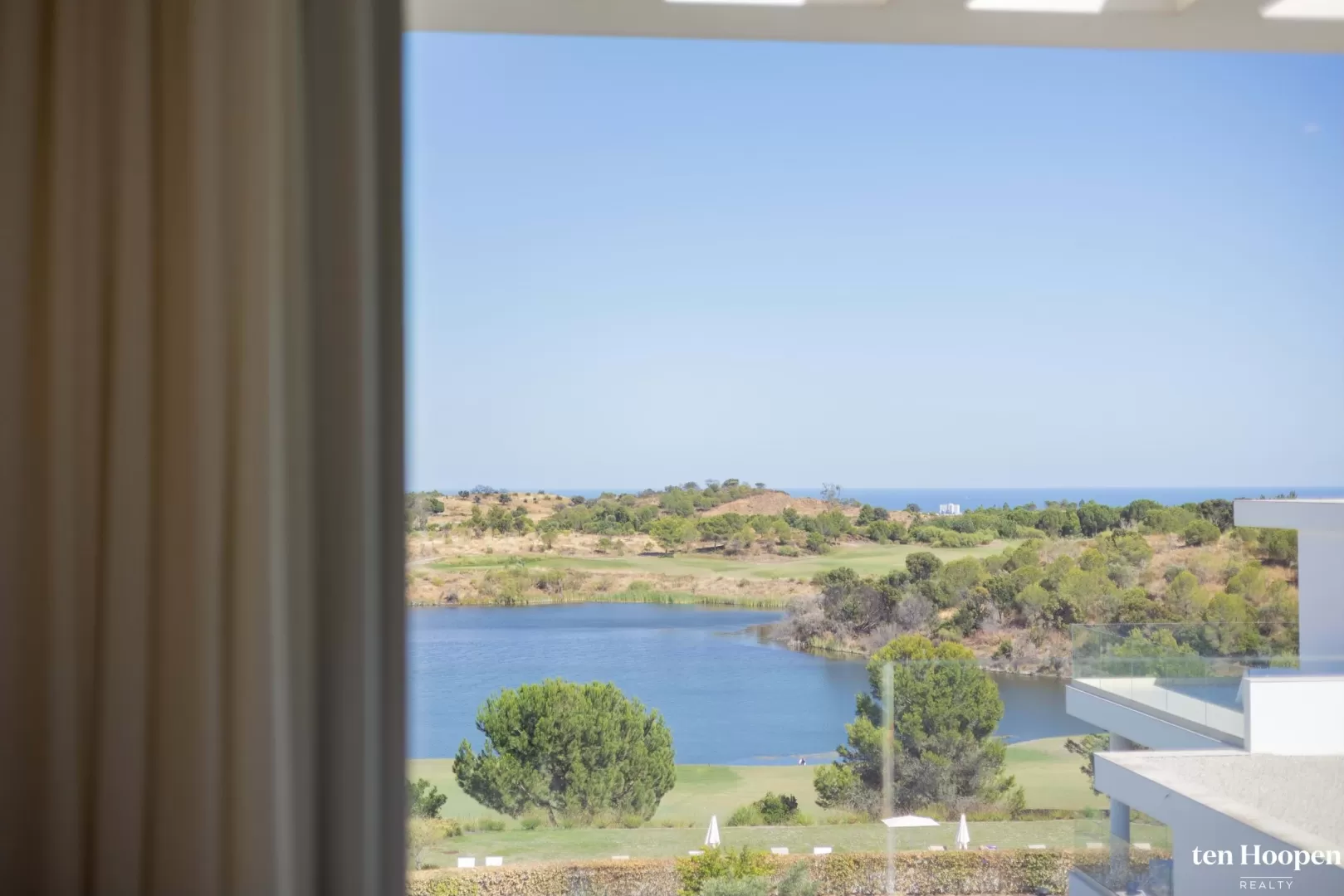 Luxuosa Duplex Penthouse no Campo de Golfe Monte Rei: Elegância moderna com vistas deslumbrantes