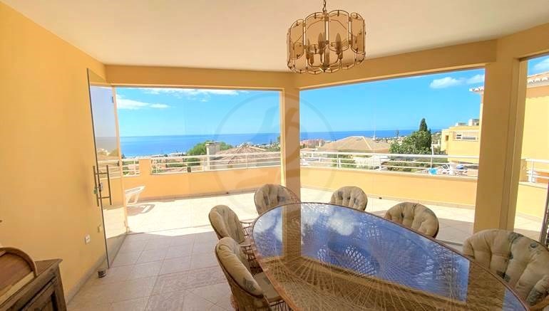 Grande MORADIA DE 3 ANDARES  com elevador privado, 5 quartos, 6 casas de banho, salão de jogos, piscina, garagem e FANTÁSTICAS VISTAS PARA O MAR!