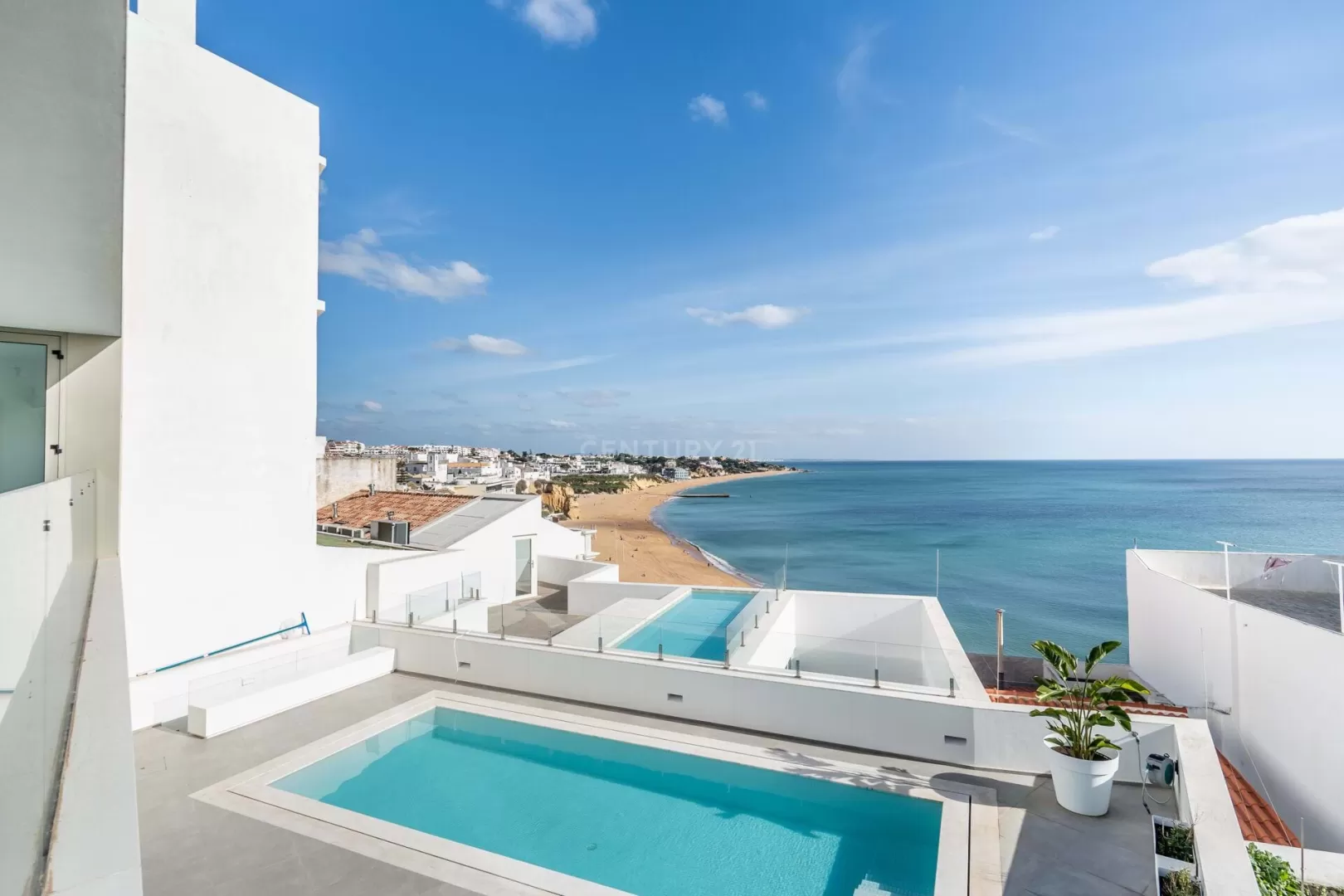 Moradia em Frente ao Mar com piscina, e grandes espaços exteriores.