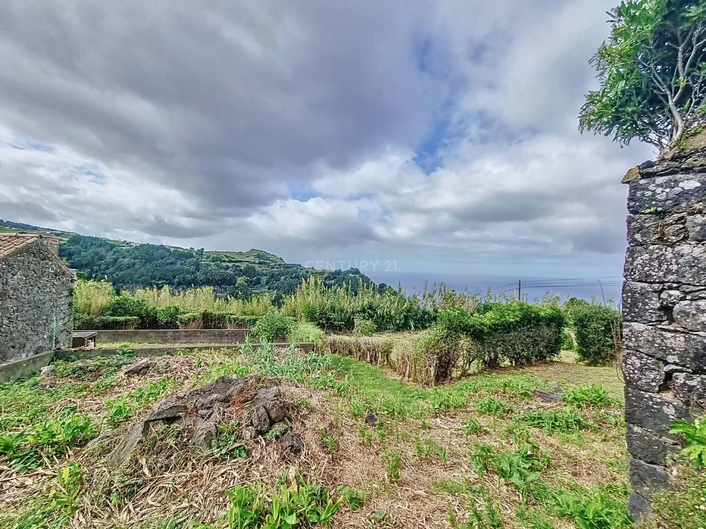 2 Imóveis em Pedra Tradicional com Projecto Arquitectónico. Propriedades com Terreno e Vista Mar, em Nordeste.