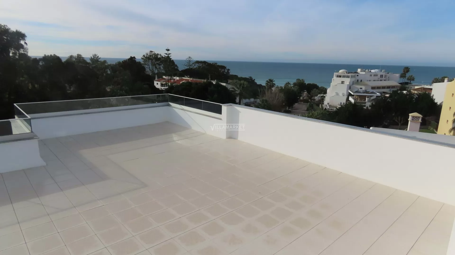 Luxusoso Apartamento novo de tipo T3 Penthouse com piscina, rooftop e vista mar situado na Praia dos Alemães em Albufeira