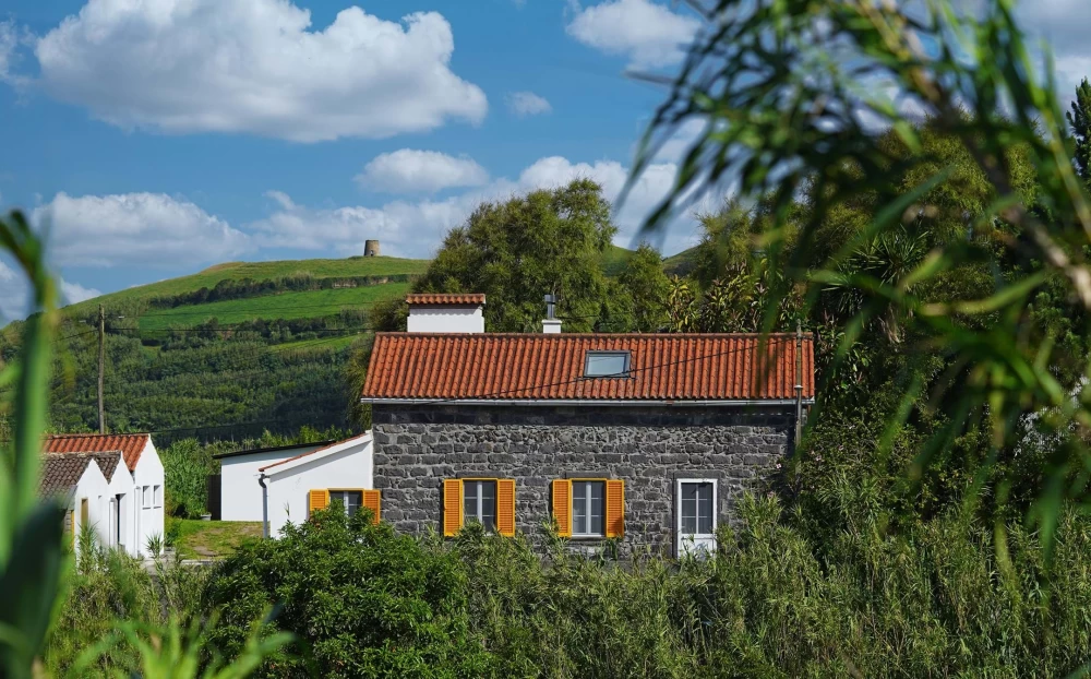 Encantadora Casa de Pedra Vulcânica Renovada com Vista Mar e Características Únicas em São Miguel