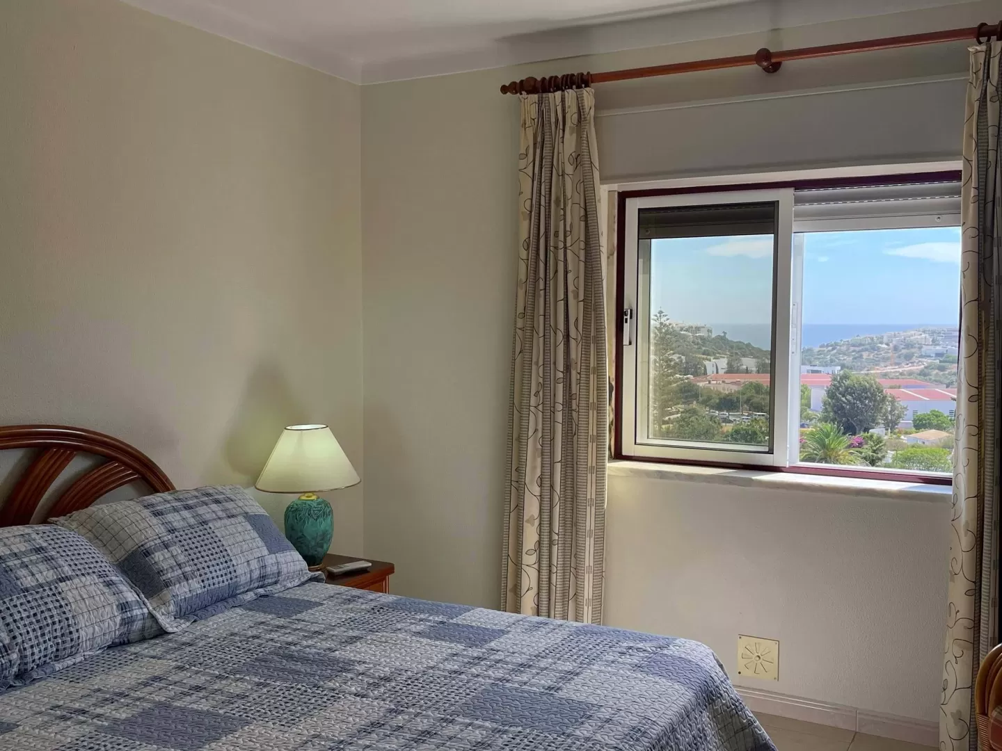 Apartamento de 3 Quartos com Vista Mar Situado no Último Andar