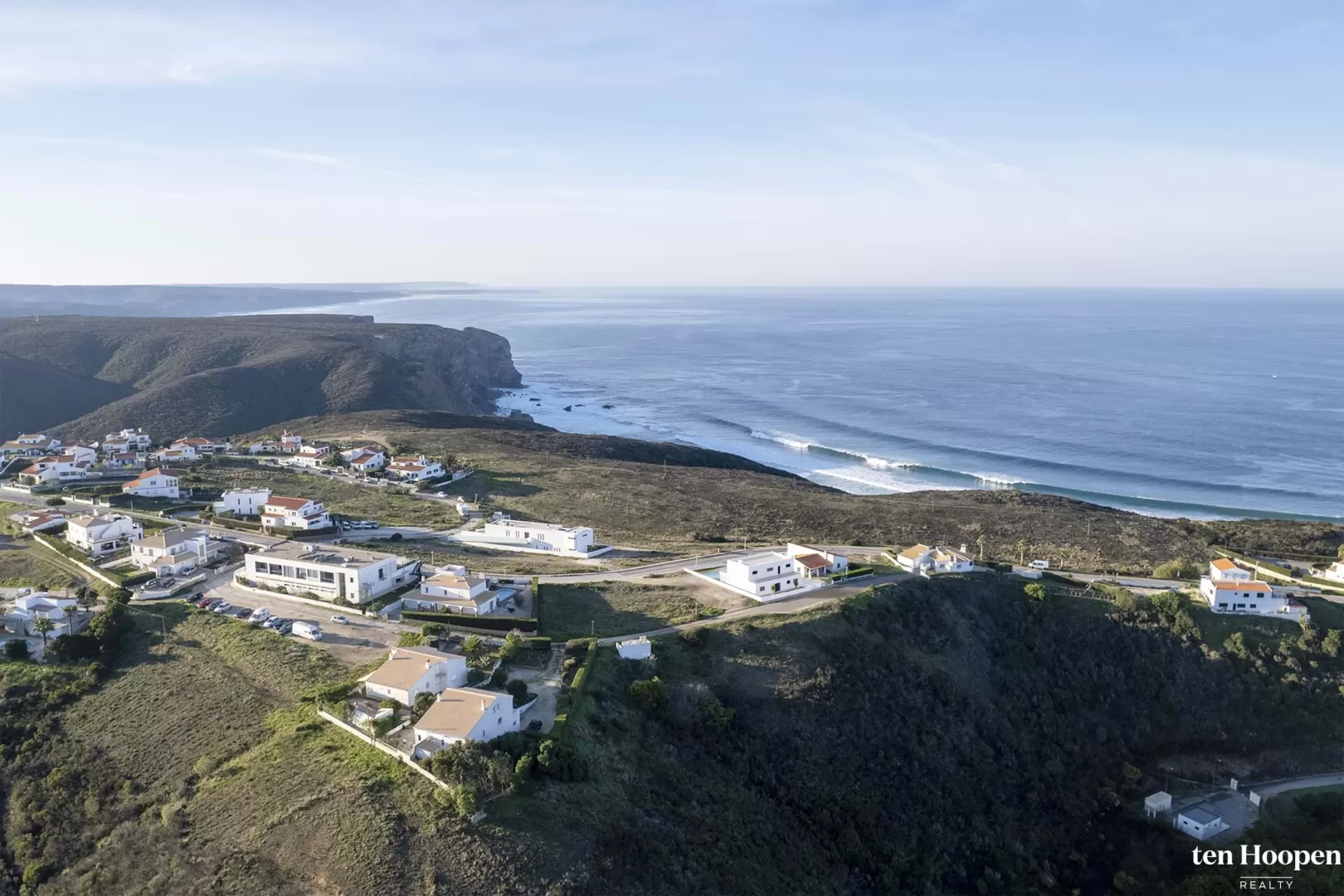 Lote com Projeto Aprovado a Curta Distância da Praia da Arrifana, Vistas Panorâmicas, Piscina Privada e Potencial Excecional