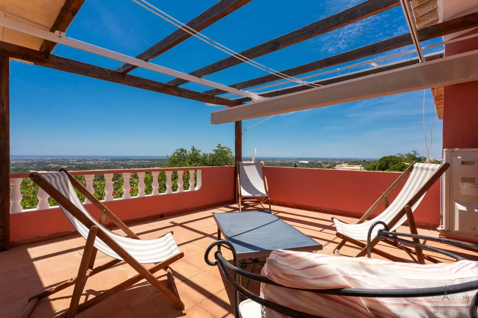 Algarve - Santa Bárbara de Nexe - Moradia com vista para o mar, terraços e jardins 