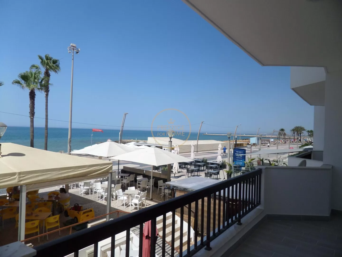 ? Espaçoso apartamento T3 Renovado no Calçadão de Quarteira com lugar de garagem