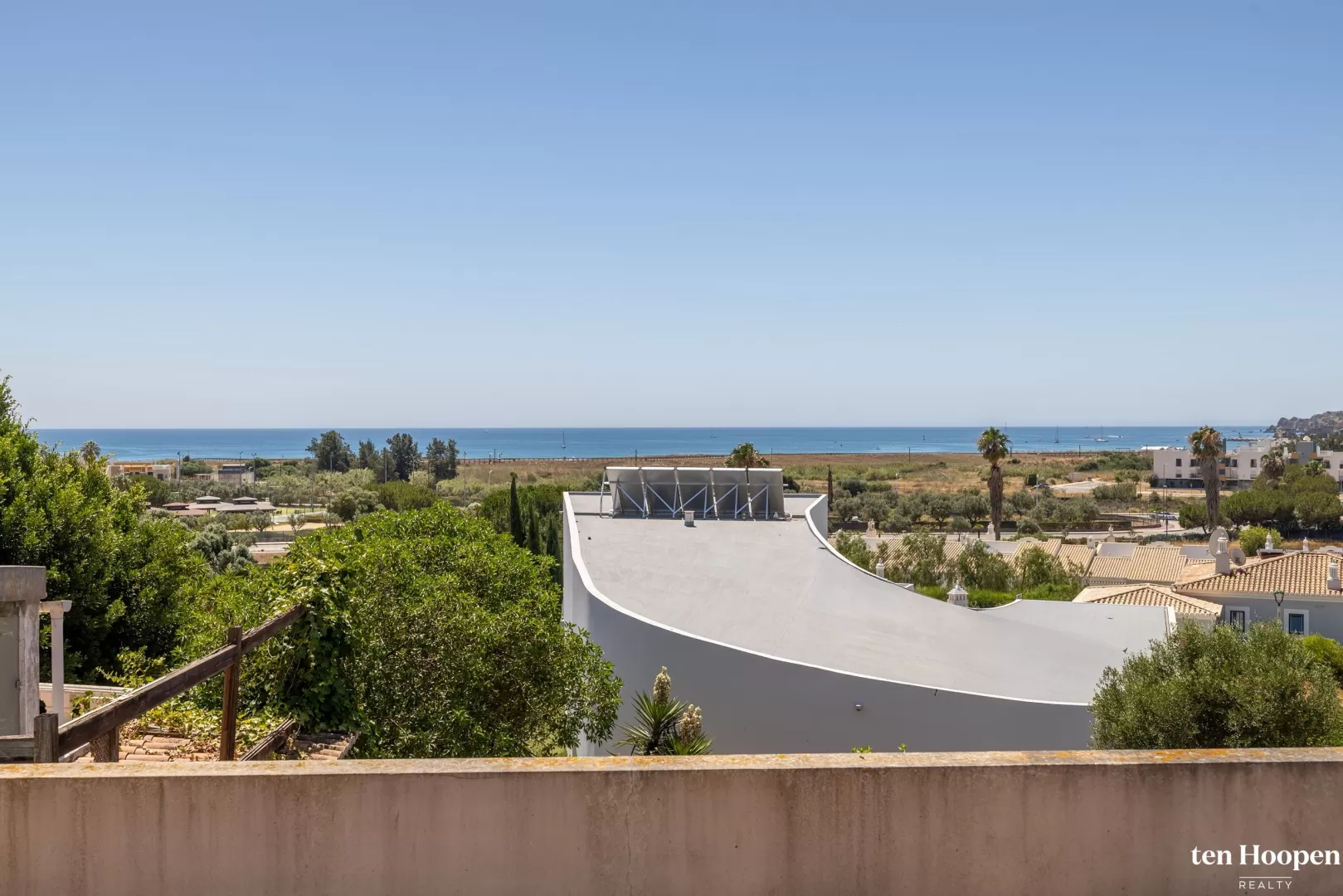 Terreno com 1783m² e vistas excecionais ? ideal para Moradia de Luxo na Meia Praia, Lagos.