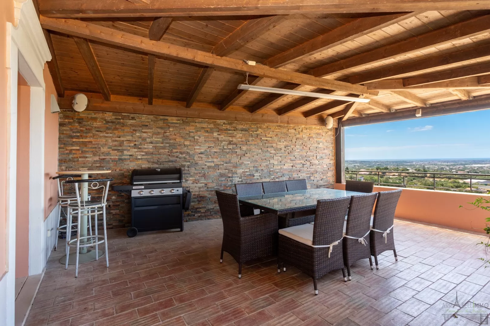 Charmosa propriedade T4 com vista deslumbrante para o mar ? Santa Bárbara de Nexe