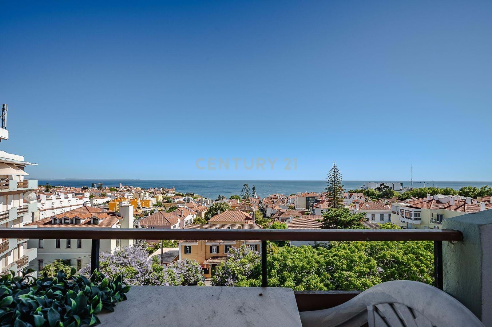 ***** VISITAS TEMPORARIAMENTE SUSPENSAS ***** Apartamento T3 Transformado em T1+1 com Vista Mar, no Estoril