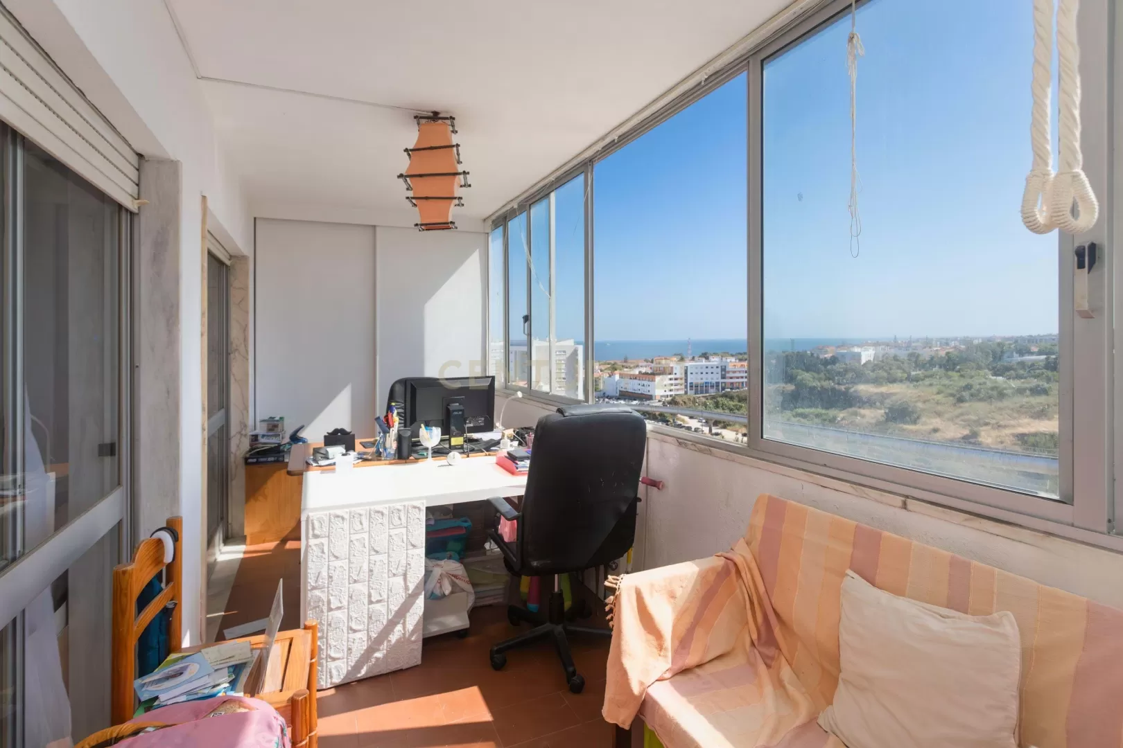  Apartamento T2 em Paço de Arcos com estacionamento. Venha viver entre a cidade e a praia.