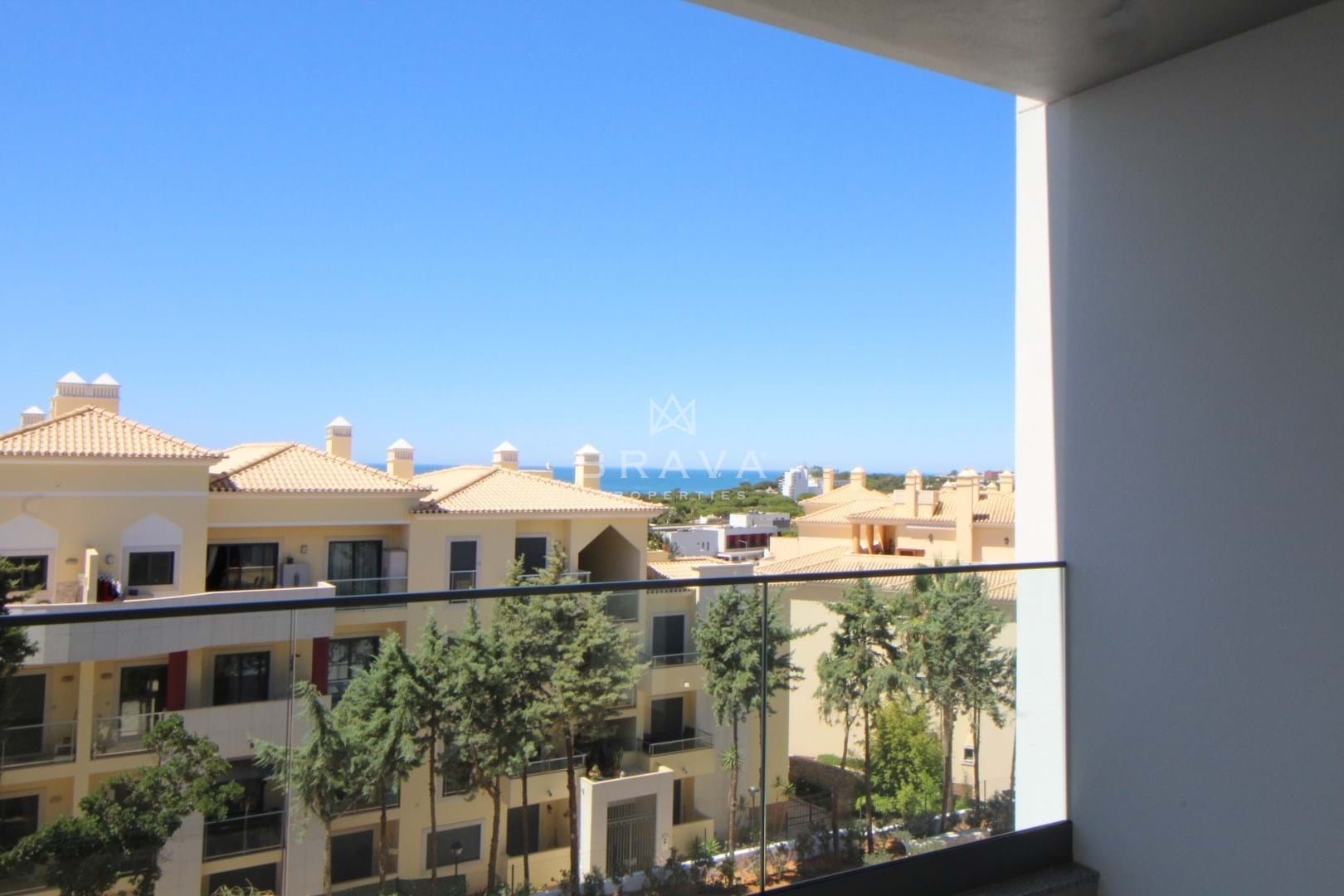 Penthouse T2 com terraço e vista mar em Olhos de Água
