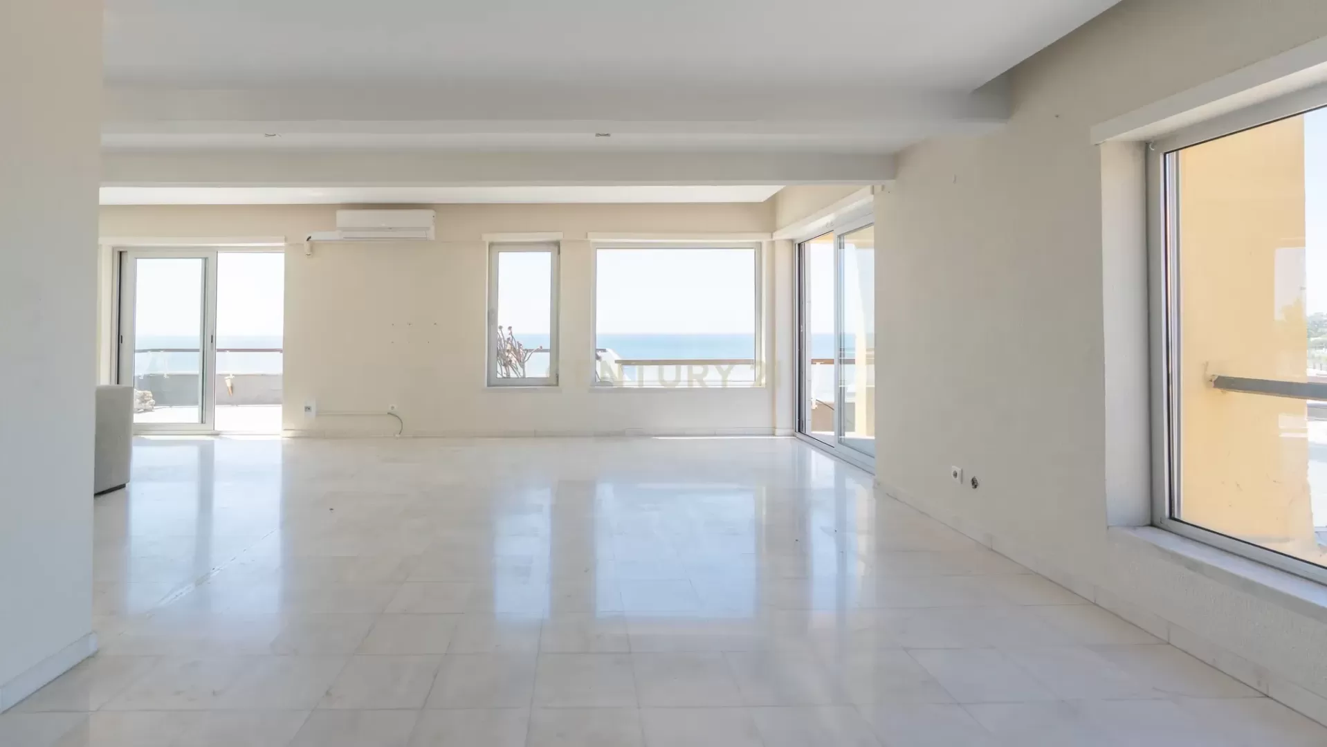 Luxuoso Apartamento T3 com Vista Panorâmica em Oeiras