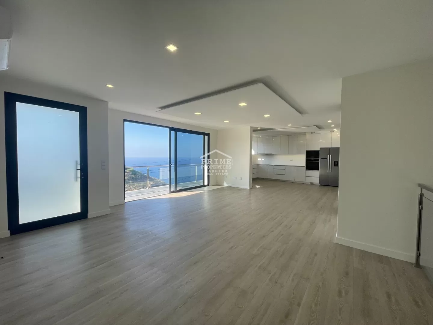 Moradia de Luxo de 2 Pisos com Terreno Agrícola e Piscina de Água Salgada na Ribeira Brava