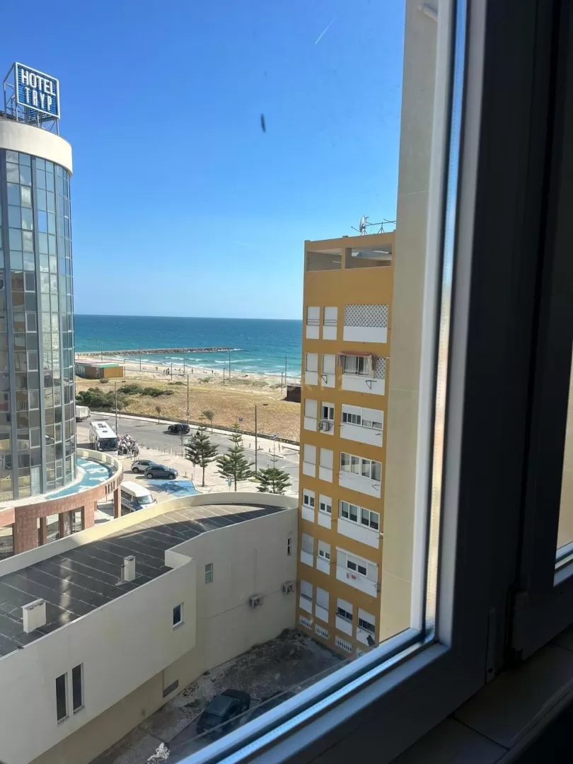 Descubra este fantástico apartamento T3 no coração da Costa da Caparica, com vista deslumbrante para o mar e a apenas 50 metros da praia!