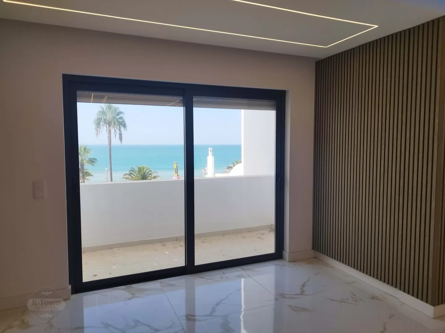 ? Viva o encanto da primeira linha da Praia de Quarteira