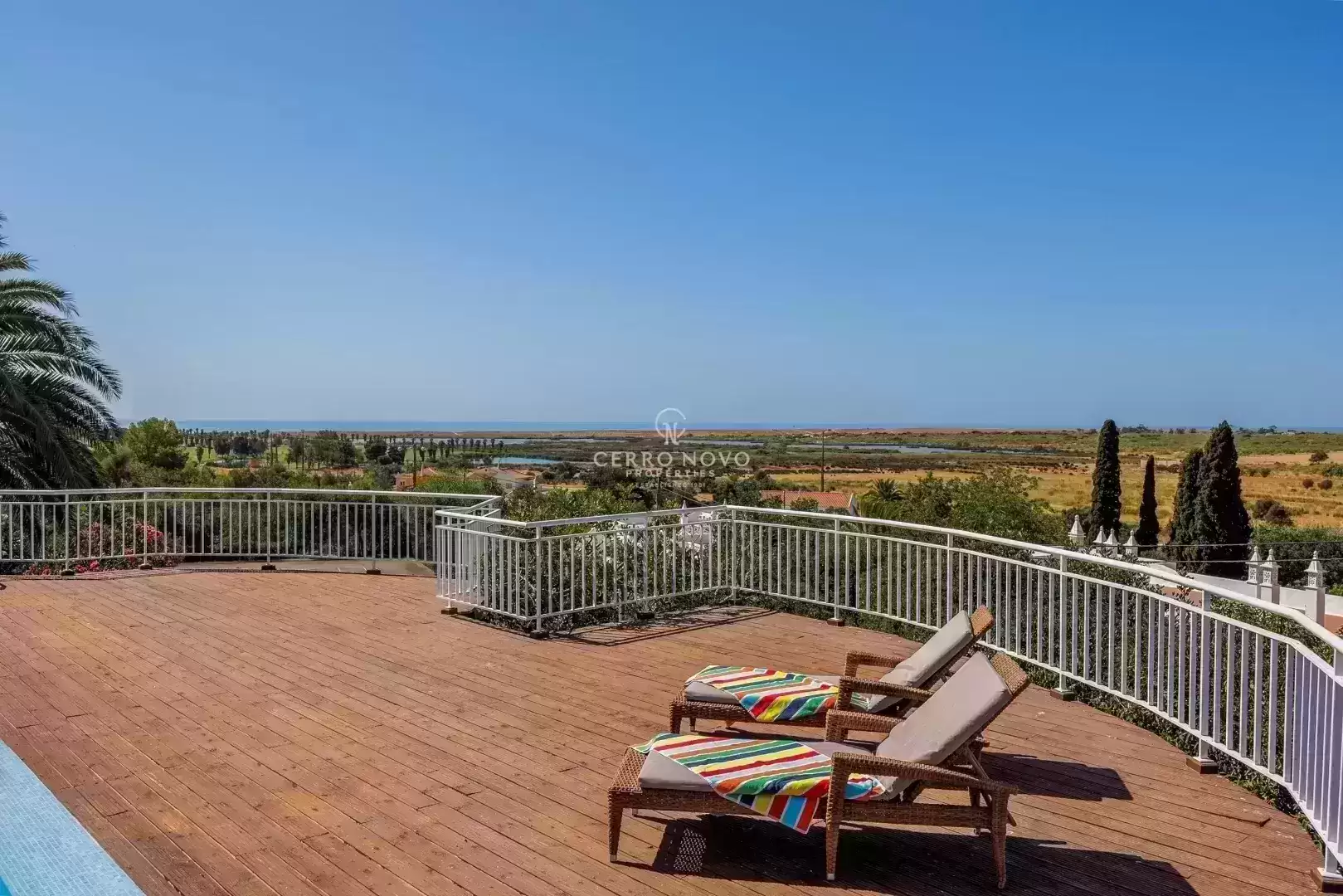 Moradia deslumbrante com seis quartos e vista panorâmica para o campo e mar