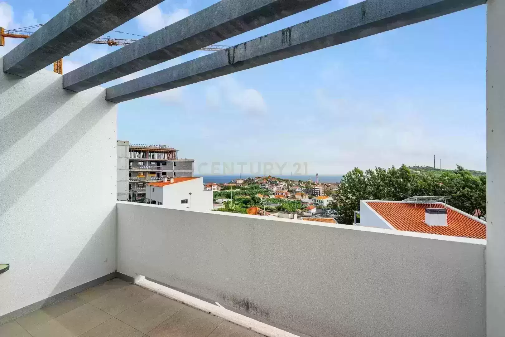 Moradia T2+1 com Terraço e Vista em Câmara de Lobos