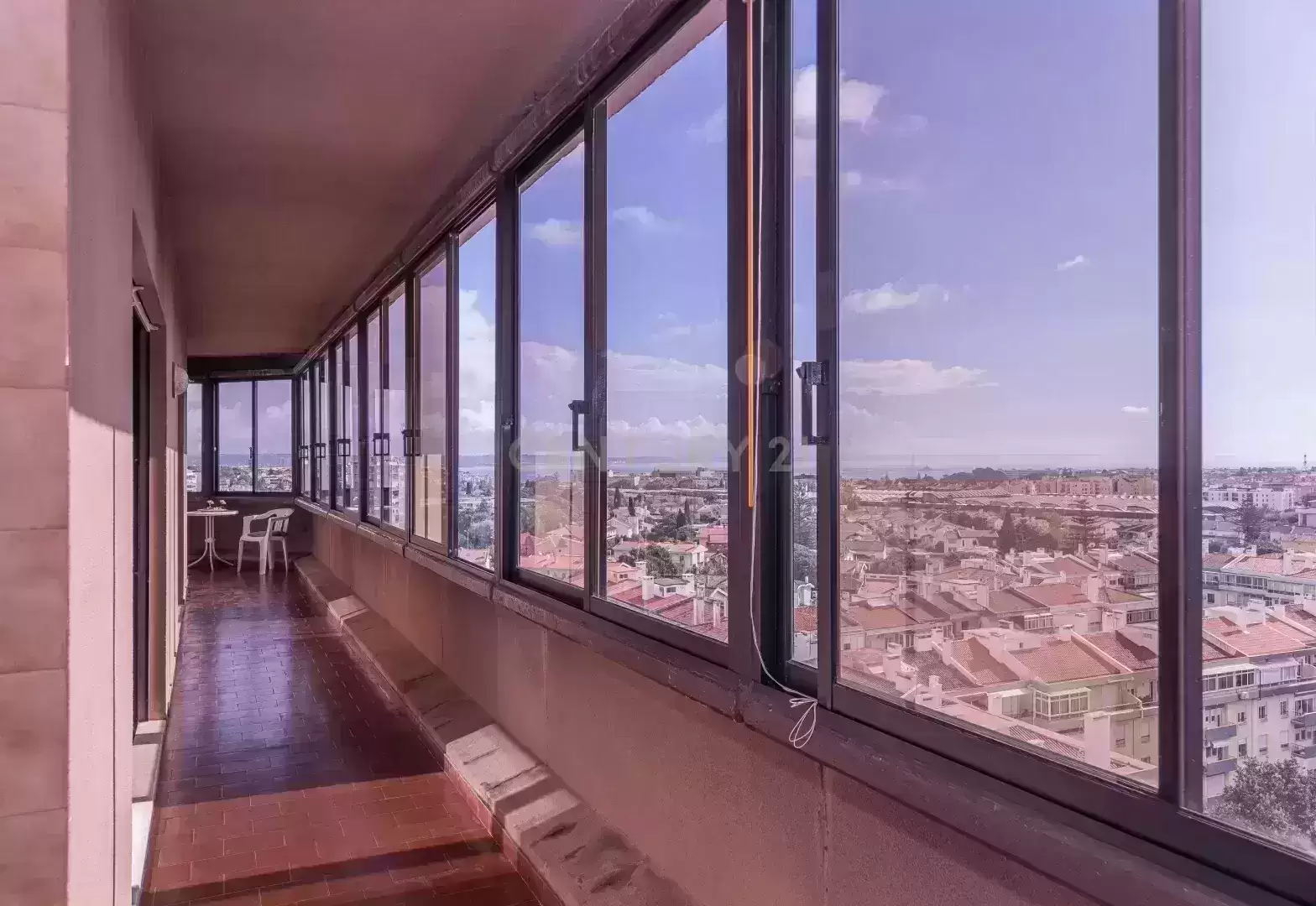 T3 amplo e luminoso com vista extraordinária de mar, com um lugar de estacionamento! 