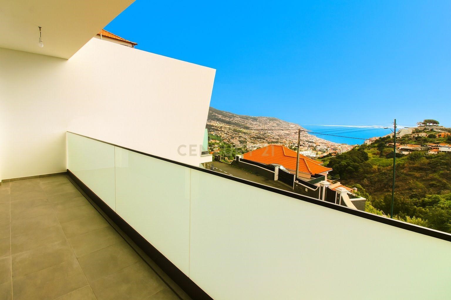 Moradia T3 Nova com Vista Panorâmica sobre a Baía do Funchal