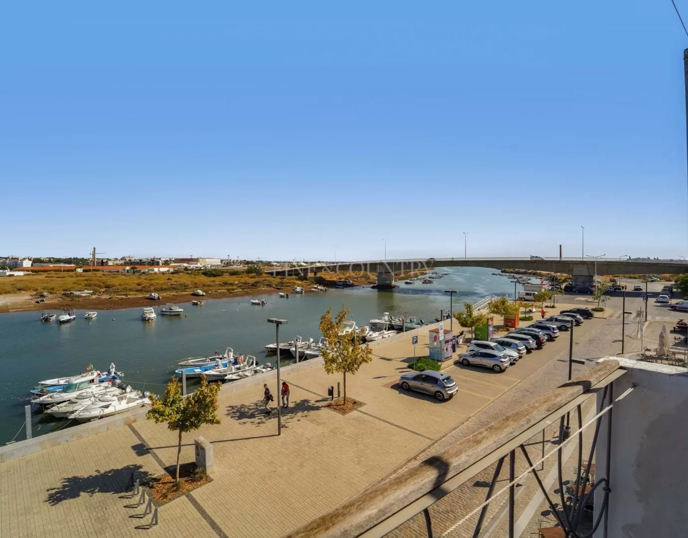 Tavira - Propriedade ribeirinha com espaço comercial e apartamento de 3 quartos