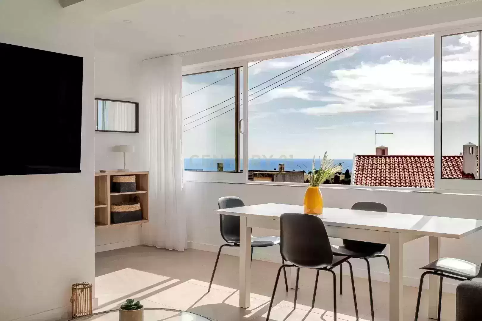 Moradia Bifamiliar Remodelada com Vista Mar 180º, no Páteo, em Albufeira.