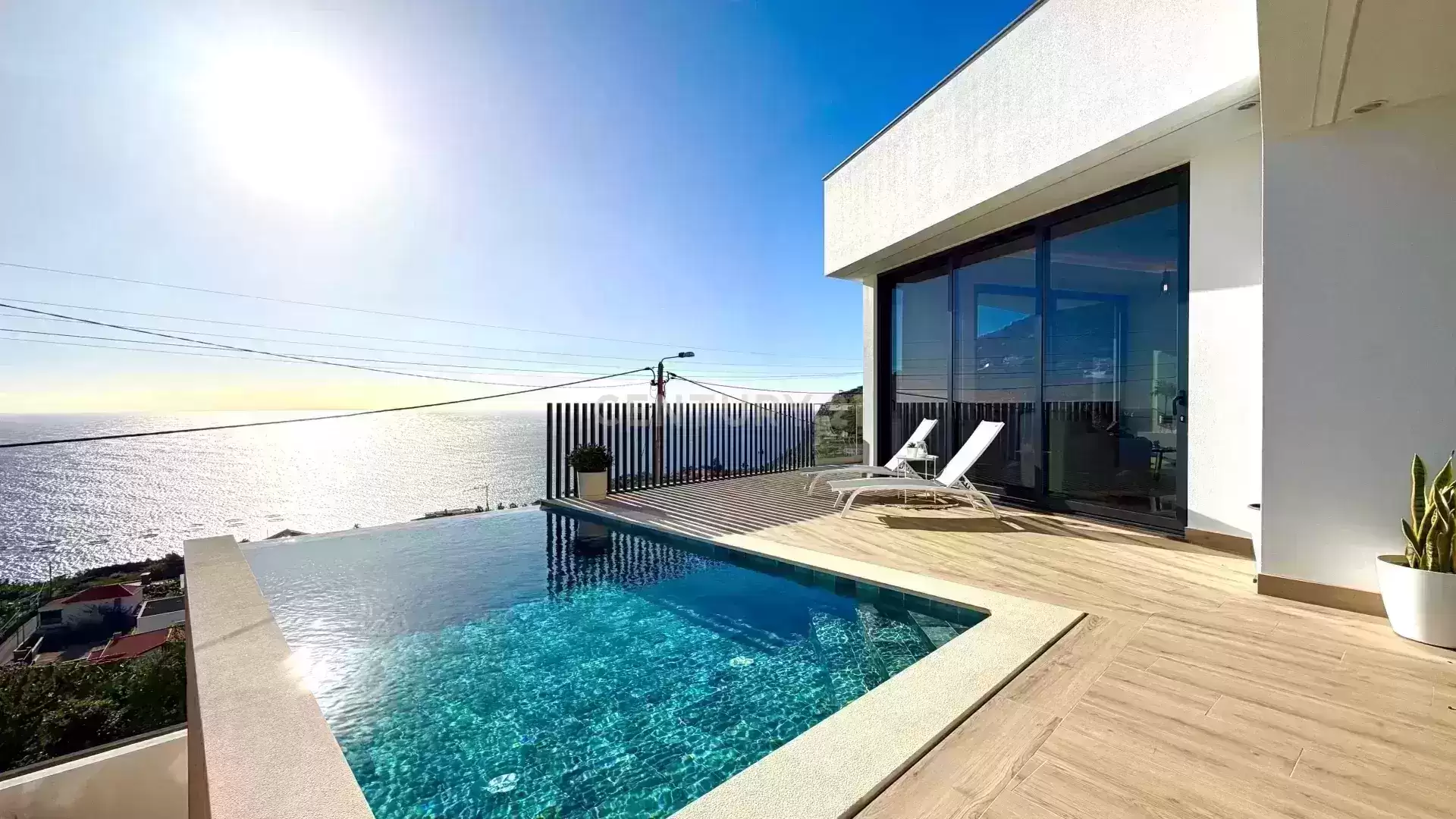 LUXURY PROPERTIE -  Moradia Contemporânea T3 ? Arco da Calheta | Primeira Linha do Mar