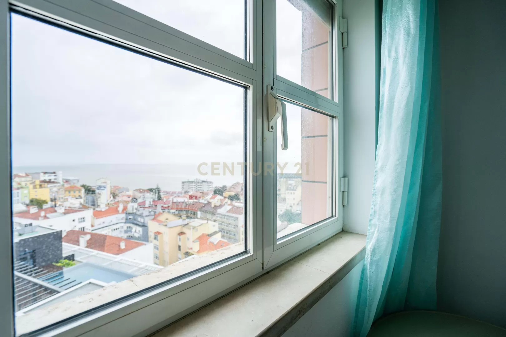 Apartamento T0 com Vista Rio, Garagem e Arrecadação ? Edifício Gaivotas do Tejo | Graça