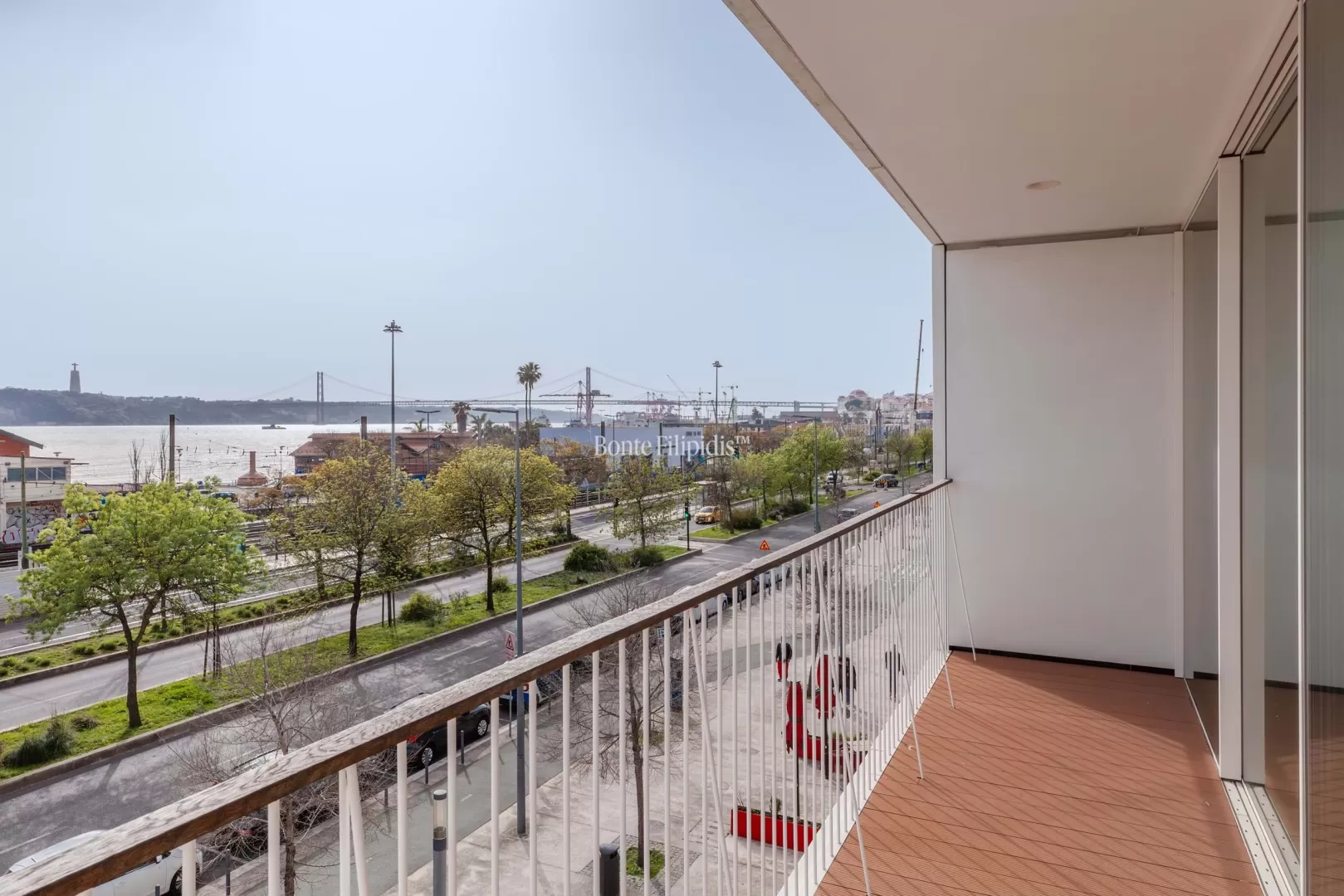 Apartamento T3 com Vista Rio ? Av. 24 de Julho, Lisboa