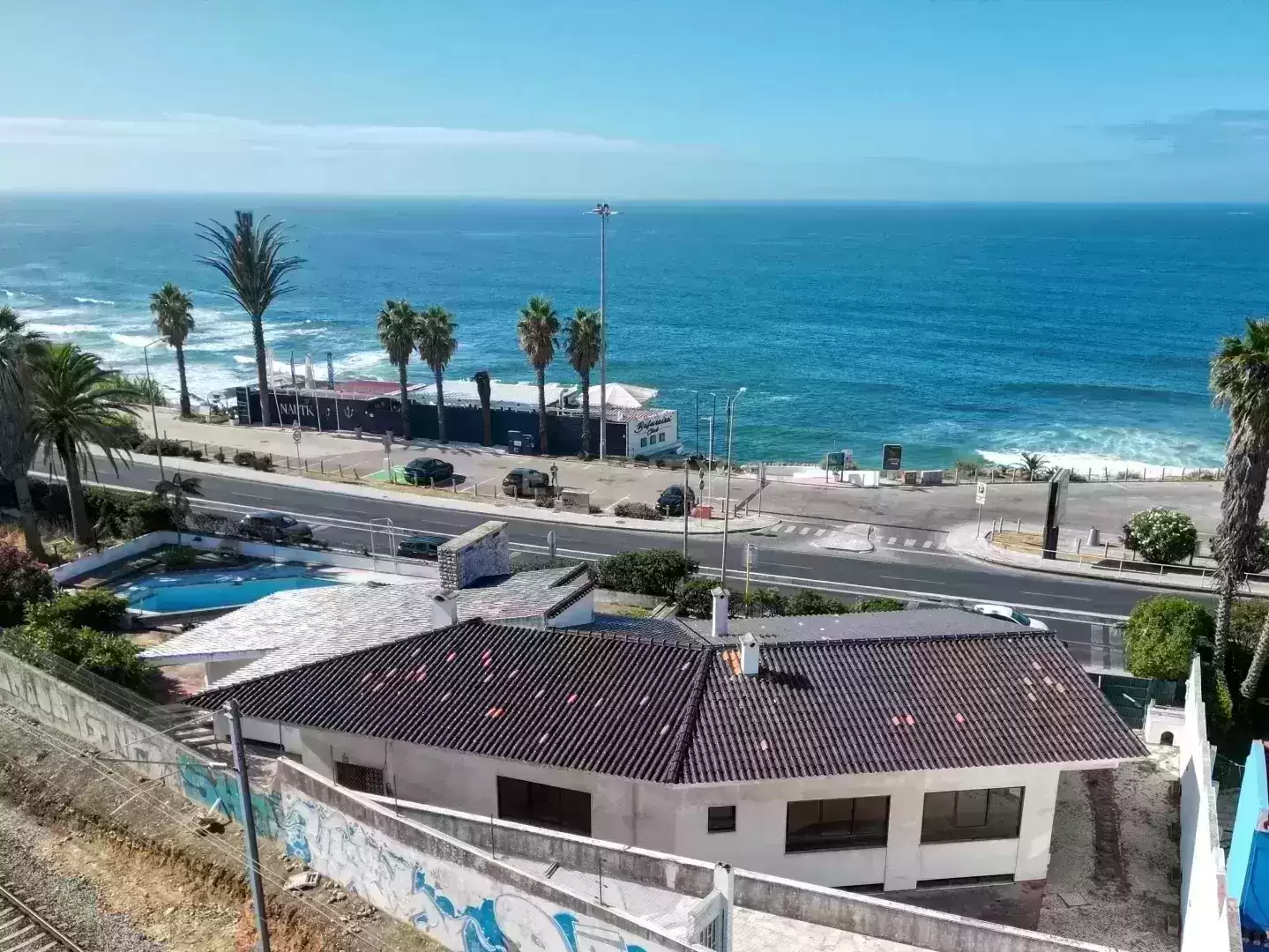 Moradia para remodelação total em Parede com Vista Panorâmica para o Mar