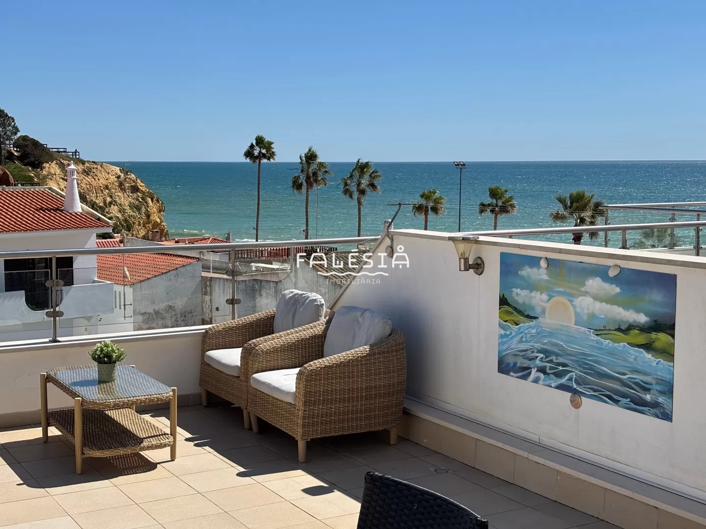 MAGNÍFICO DUPLEX COM TERRAÇO DE 30 m² E VISTA IMPRESSIONANTE PARA O MAR - A 50 M DA PRAIA DE OLHOS DE ÁGUA - COM GARAGEM ? VARANDAS DO MAR II