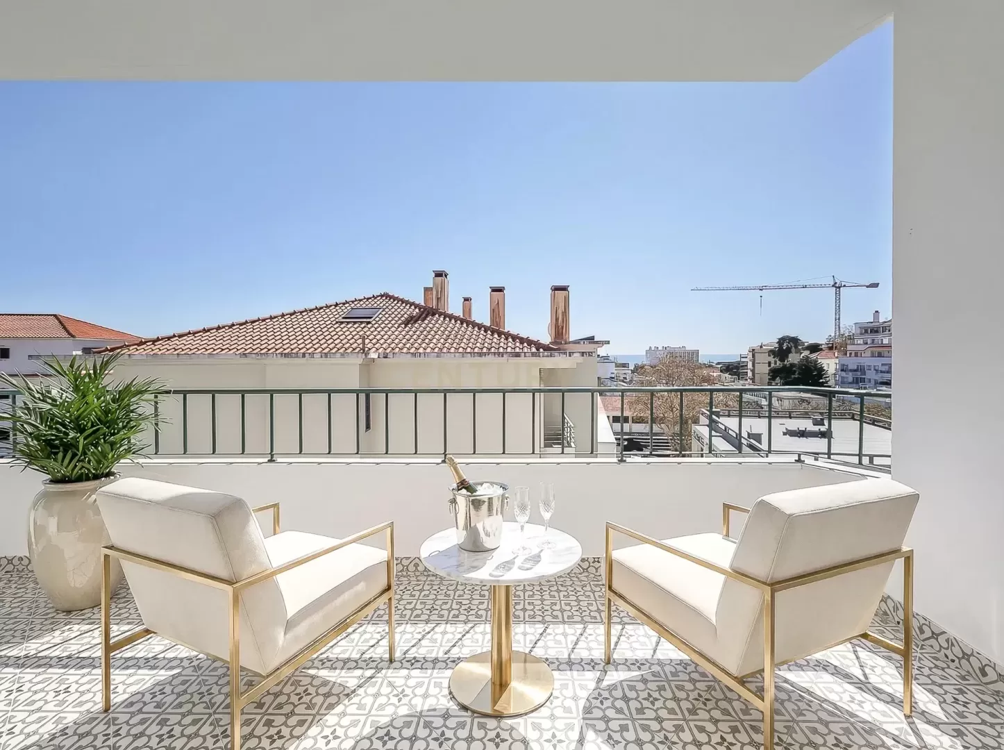 T2 Renovado com Vista Mar | Varanda | Elevador | Parqueamento| Estoril | Walking Distance da Praia | Próximo do Casino Estoril e Tamariz