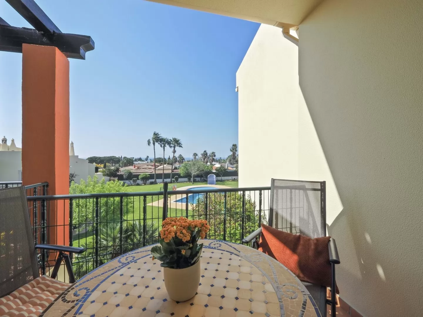 Carvoeiro ? Apartamento T2 no primeiro andar com vista mar, piscina e terraço privado na cobertura