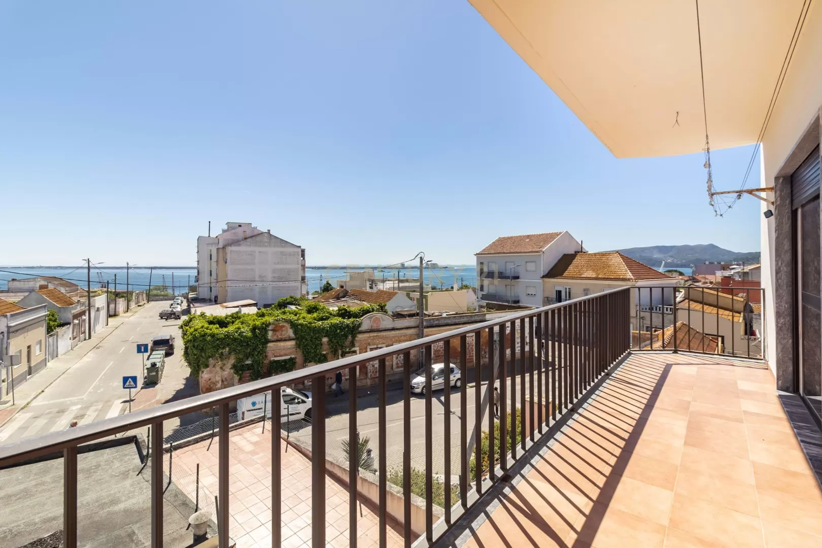 Apartamento T3 com Vista Rio, Suíte e Sótão Remodelado no Bairro Santos Nicolau