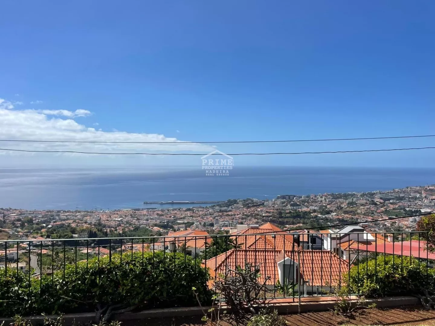 * EXCLUSIVO * Elegante Bangalô de Jardim com Potencial de Renda em Funchal