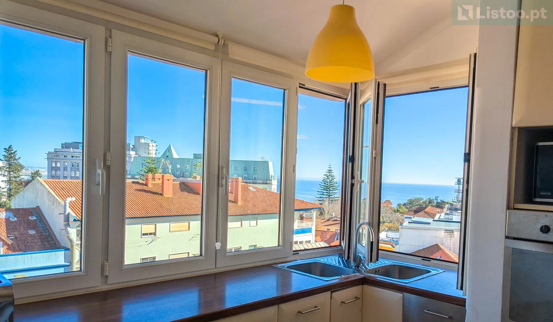Apartamento T2+1 com vista mar, no Monte Estoril
