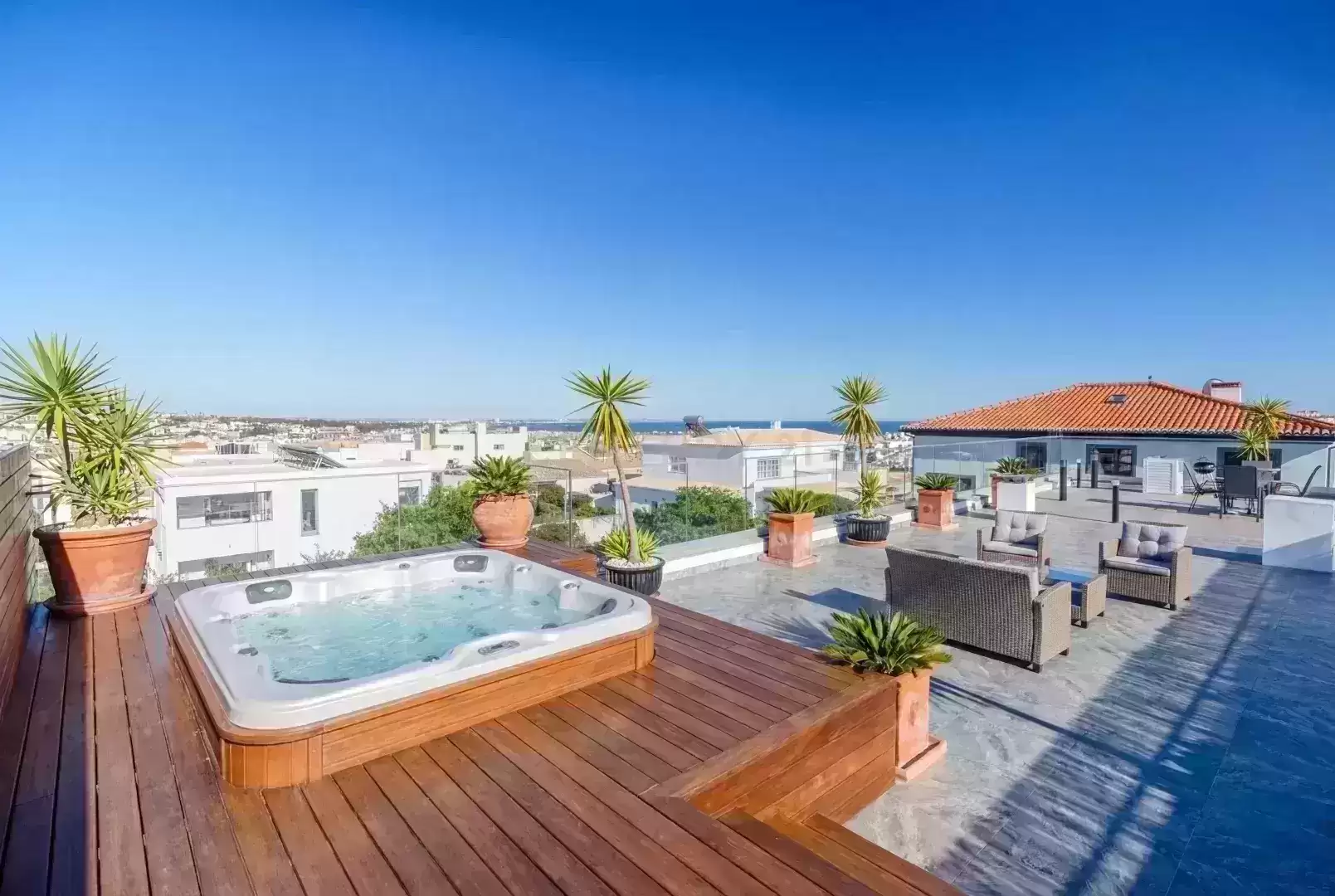 Moradia de Luxo em Lagos com Vista Mar, Piscina Aquecida e Rooftop Exclusivo