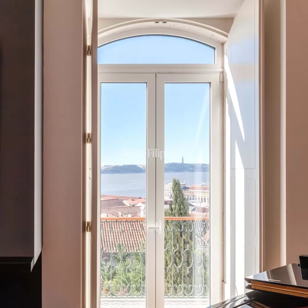 Apartamento T4 com Vista Rio Tejo - Arrendamento