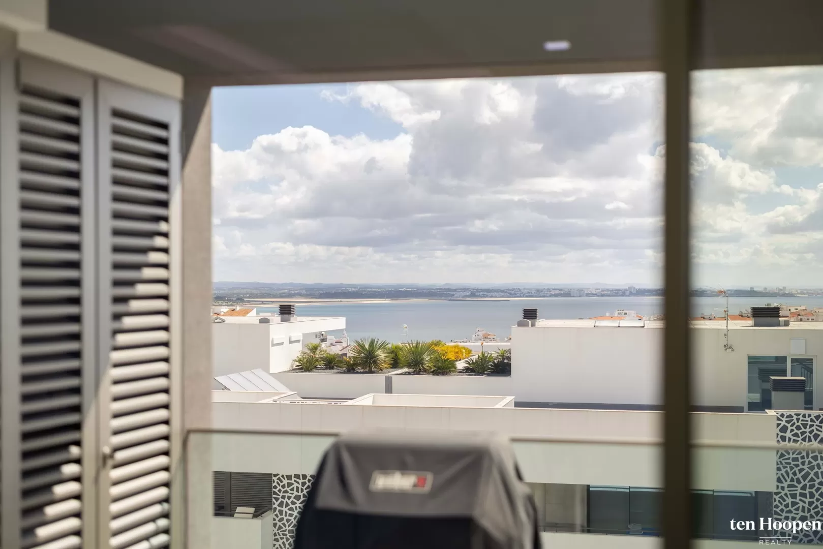 Apartamento Moderno T3 com Vista Mar e Piscina Rooftop em Lagos