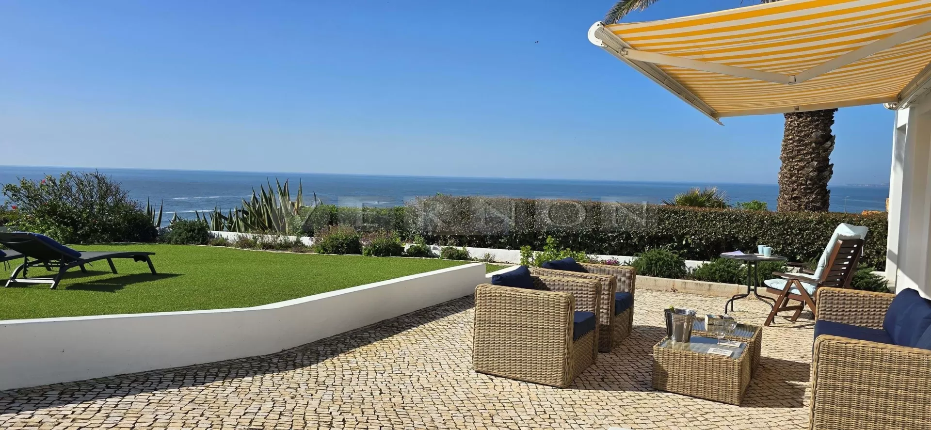 Carvoeiro, moradia geminada renovada com 2 quartos e vistas deslumbrantes para o mar, na prestigiada zona de Algar Seco.