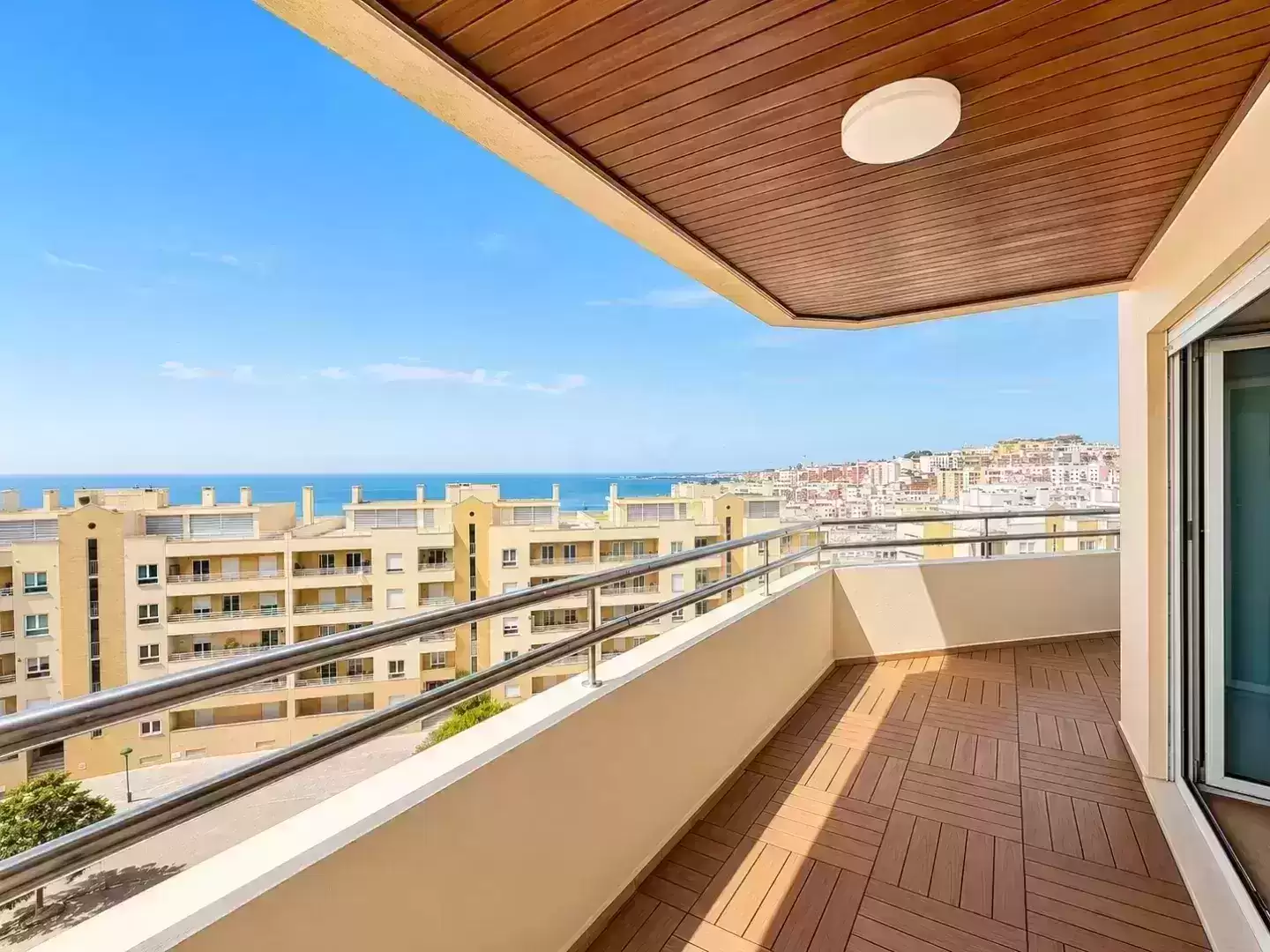 T3 Premium Mobilado no Alto de Algés: Vista Frontal de rio no Condominio Fechado com piscina e ginasio