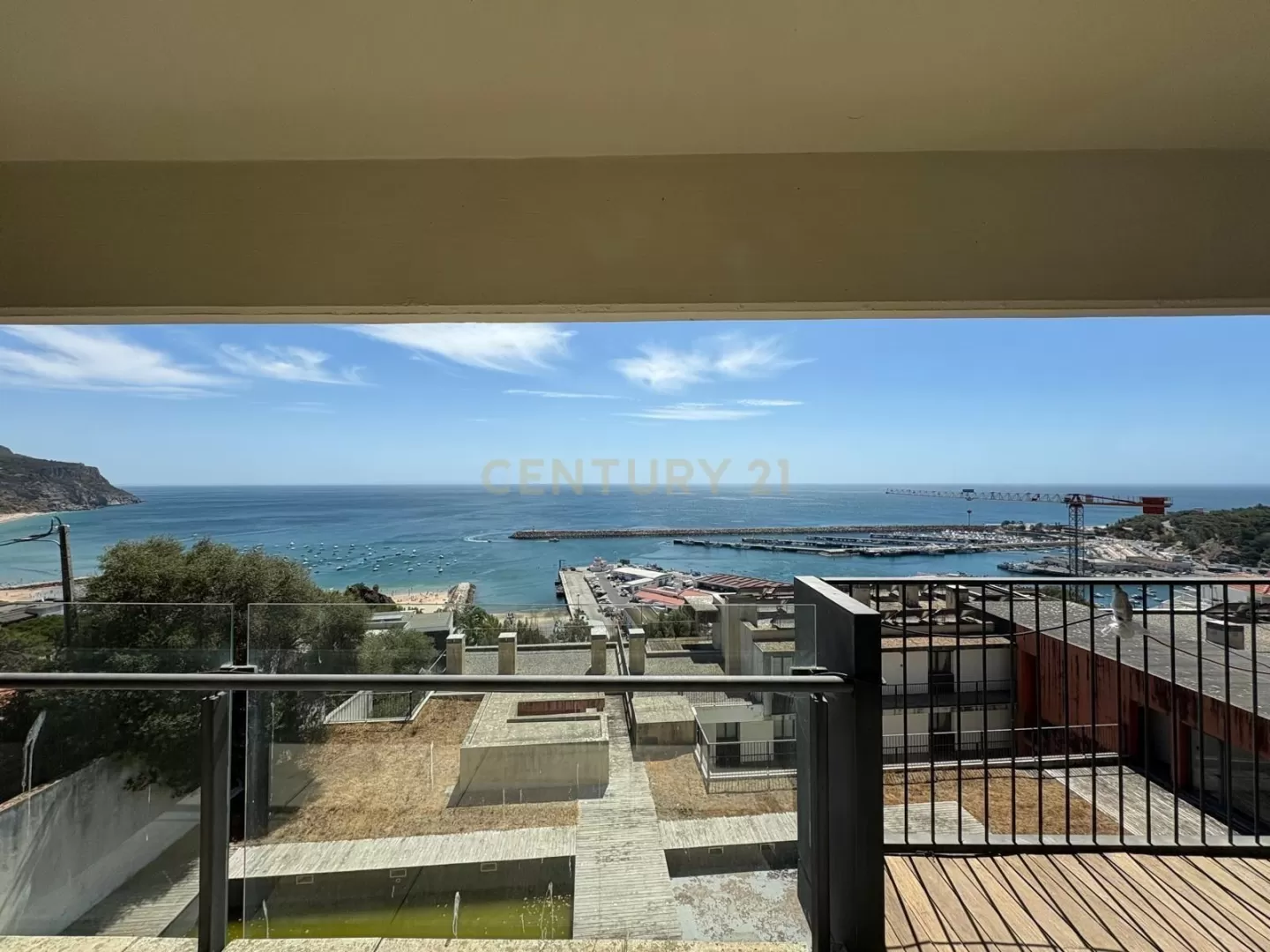 Luxuoso apartamento em condomínio fechado, em Sesimbra com Vista Mar e Piscina