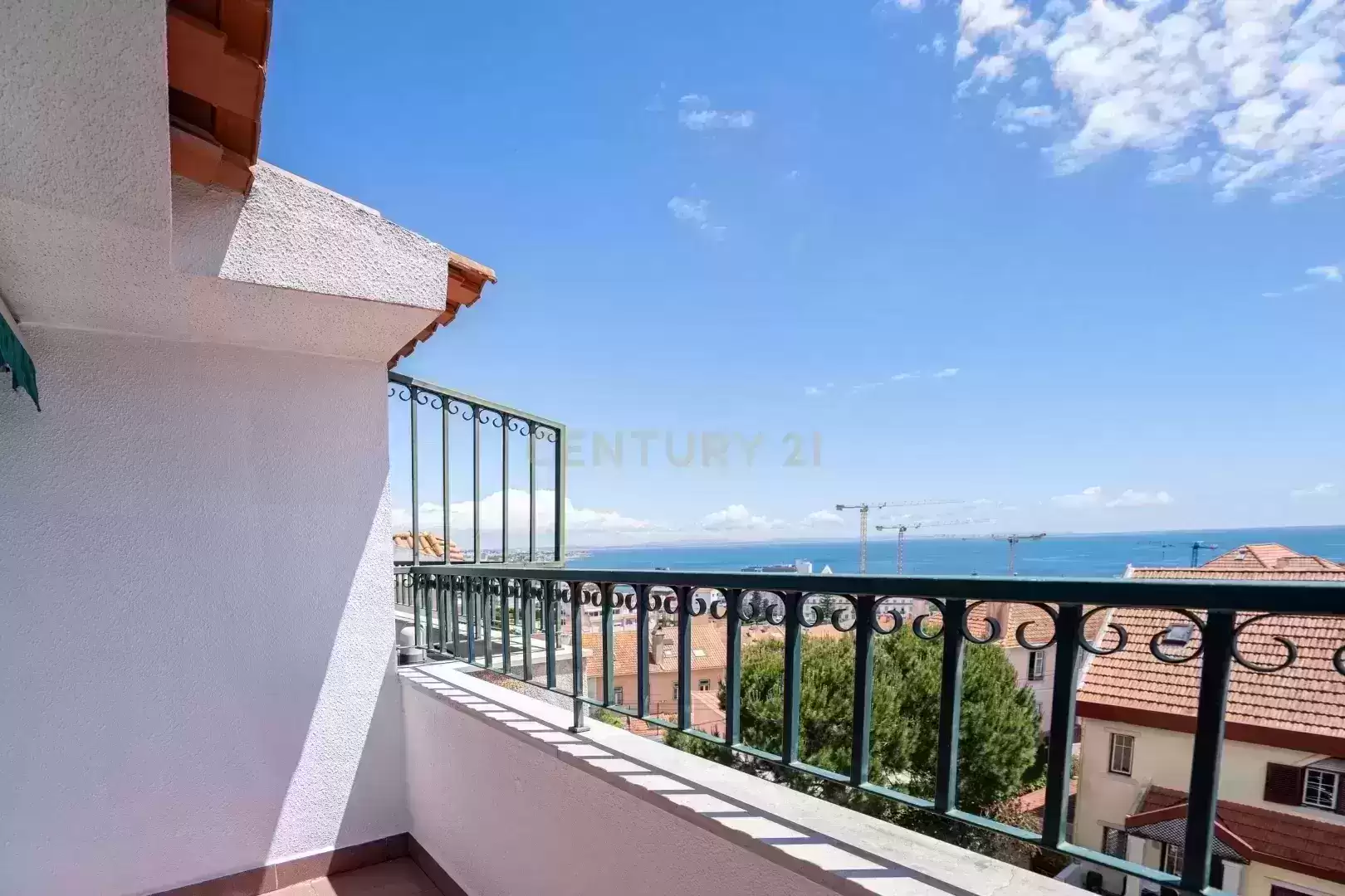 T1 com Vista Mar no Monte Estoril | Renovado, Mobilado, a Estrear | Garagem Box